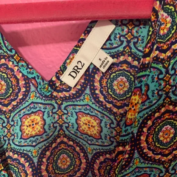 EUC. DR2 Abstract print lightweight tank with deep V in back. Size 2. - Picture 4 of 4